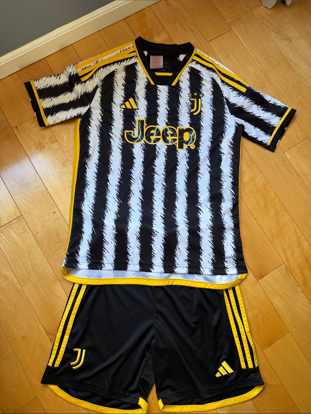 Juventus Kit size youth large